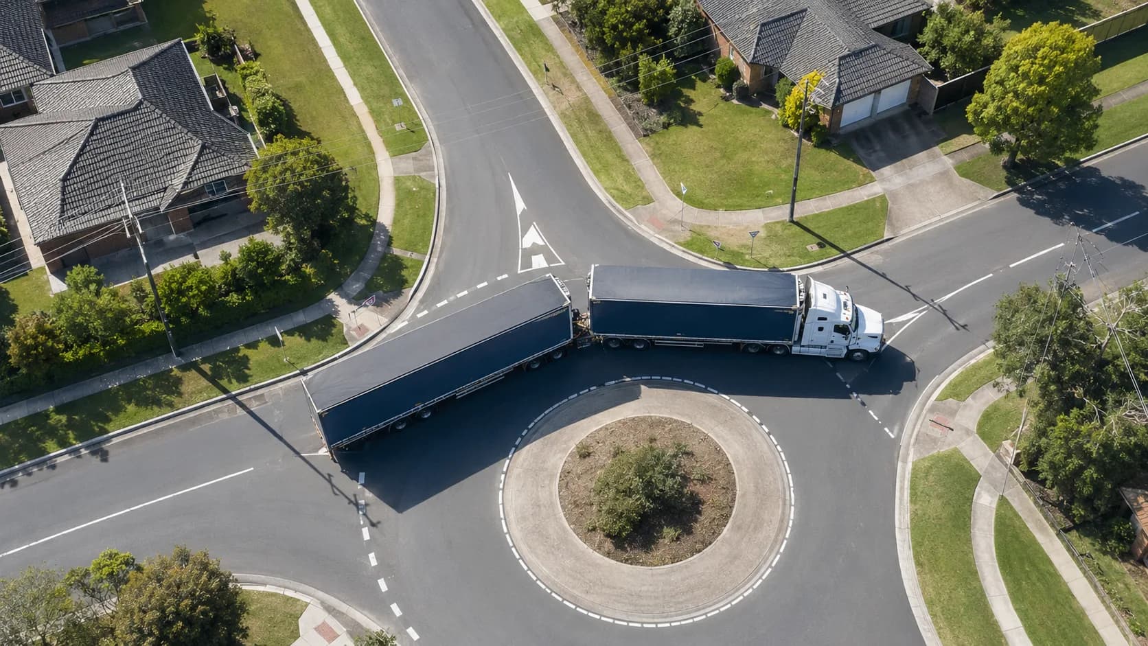 Draufsicht auf eine Reihe australischer Bemessungsfahrzeuge: Pkw, Sololastkraftwagen, Sattelzugmaschine mit Sattelauflieger, B-Double und A-Double-Road-Train